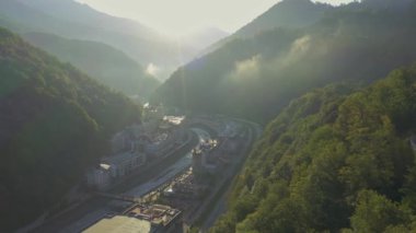 Hava manzaralı Rosa Khutor şafak vakti dağdaki köy