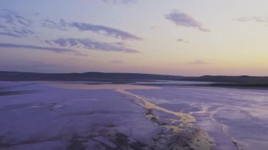 Kırım 'da hava manzaralı pembe tuz gölü