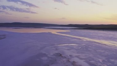 Kırım 'daki hava manzaralı pembe göl