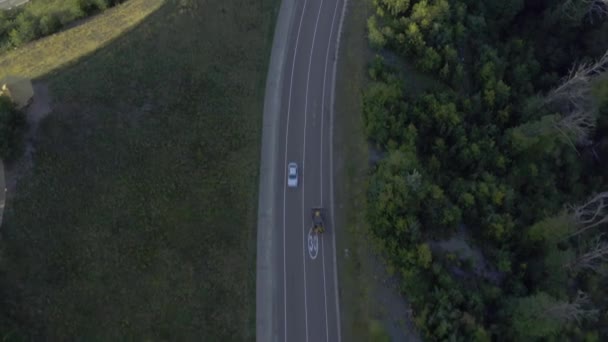 tracteur à godets le long de la route asphaltée pour usage général 