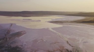 Kırım 'daki hava manzaralı pembe göl