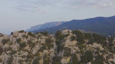 Kırım 'daki dağların arkasındaki hava manzaralı dağ. Turna atışı