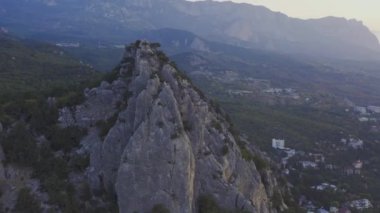 Simeiz 'deki Kırım dağlarındaki hava manzaralı kayalar