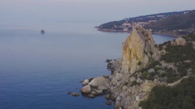 Simeiz, Kırım 'da deniz kenarındaki hava manzaralı kayalar. Denizde araştırma platformu