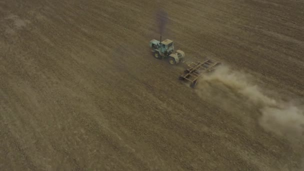 Vue aérienne tractol vert laboure un champ .