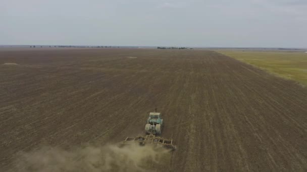 Vue aérienne tracteur laboure un grand champ 