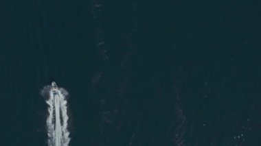 Kırım 'da deniz boyunca kükreyen hava manzaralı Yat