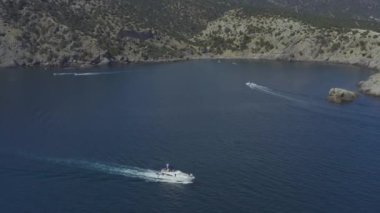 Kırım 'da kayalık kıyılarda uçan büyük bir yat.