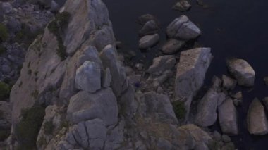 Kırım, Simeiz 'de deniz kıyısında hava manzaralı gün doğumu