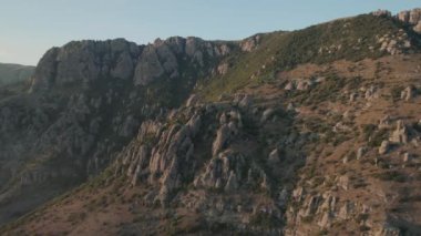 Kırım 'da büyük taşları olan hava manzaralı kanyon.