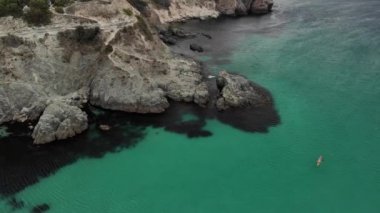 Hava manzaralı deniz resifleri sahil şeridi ve kano.