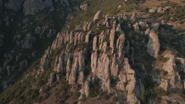 Vue aérienne grands piliers de pierre en Crimée. Vallée des fantômes au coucher du soleil 