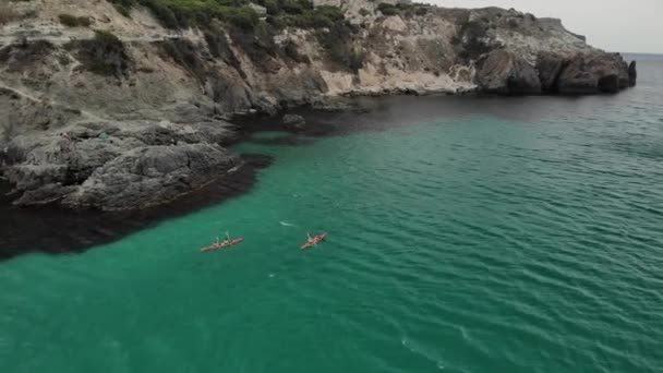 Vue aérienne kayakistes explorant le littoral 