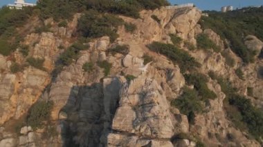 Kırım 'da, Kırlangıç Yuvası Kalesi' nin yakınındaki yamaçta hava manzaralı kuş heykeli