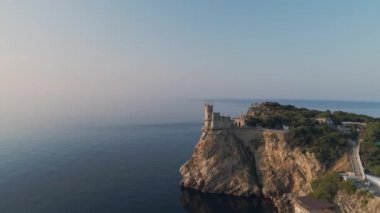 Kırım 'da Yalta yakınlarındaki Kırlangıç Yuvası' nın hava manzaralı ünlü kalesi.