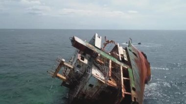 Kırım 'daki batık deniz kargo gemisinin etrafındaki hava manzaralı uçuş.