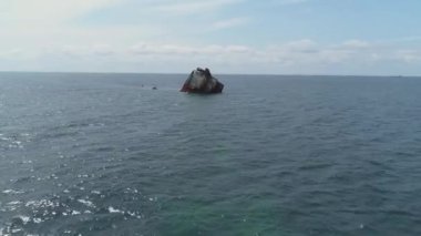 Kırım, Tarhankut 'ta hava manzaralı bir tanker gemisi battı.