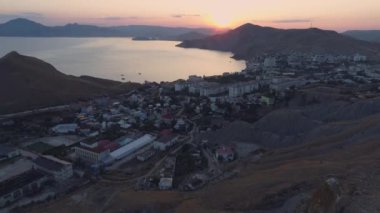 Dağdaki hava manzaralı insanlar günbatımının tadını çıkarırlar