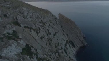 Kırım 'da deniz kenarındaki hava manzaralı dağ kayaları