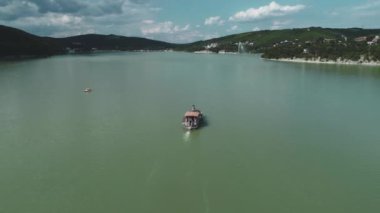 Abrau Durso 'daki Abrau gölü. Gölde giden bir tekne..