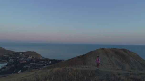Vue aérienne femme sur le sentier de montagne regardant sur la mer 