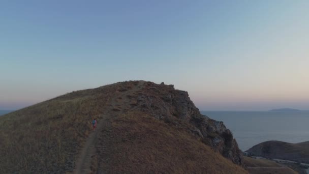 Vue aérienne fille avec sac à dos monte à la montagne 