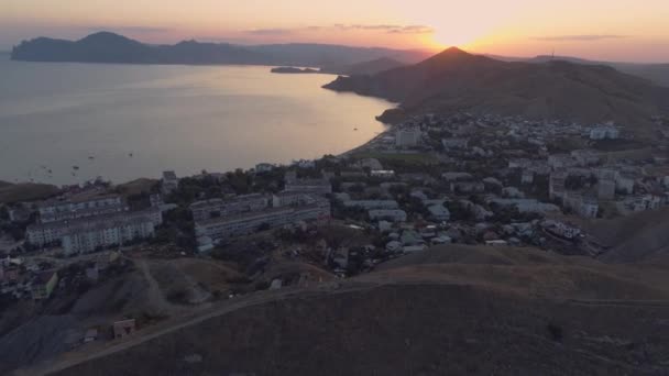 Vue aérienne les gens marchent et regardent le coucher du soleil sur la montagne supérieure 