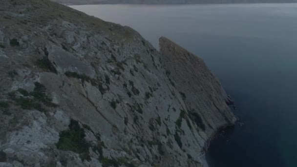 Vue aérienne rocher de montagne près de la mer en Crimée 