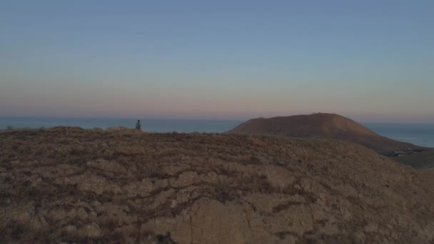 Vue aérienne fille dans la crête de montagne 