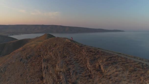 fille bénéficie vue sur la montagne debout 