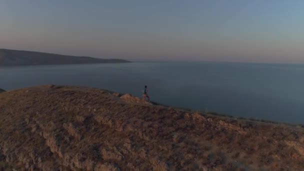 Vue aérienne fille célibataire sur le sommet de la montagne 
