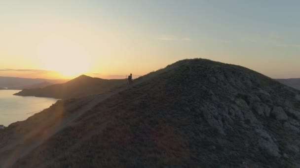 Vue aérienne jeune fille se levant sur le sommet de la montagne .