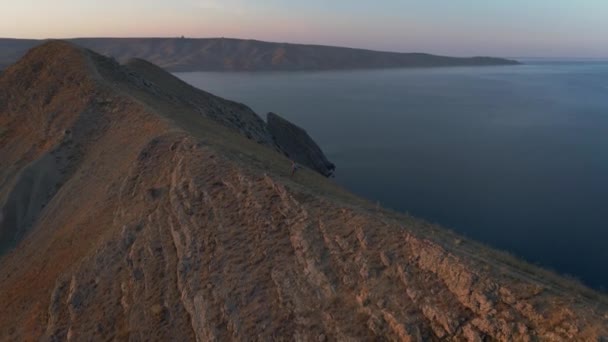 Vue aérienne Voyageur seul marchant jusqu'au sommet de la montagne 