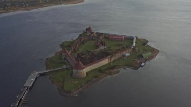 Ladoga Gölü, Rusya 'daki Noteburg adasındaki hava manzaralı kale..