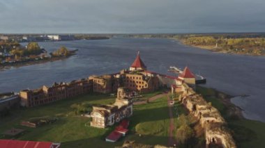 Ladoga Gölü, Rusya 'daki Noteburg adasındaki hava manzaralı kale..