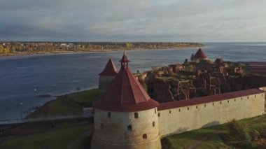 Ladoga Gölü 'ndeki bir adada noteburg kalesi olan hava manzaralı bir ada.