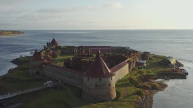 Ladoga Gölü 'ndeki bir adada noteburg kalesi olan hava manzaralı bir ada.