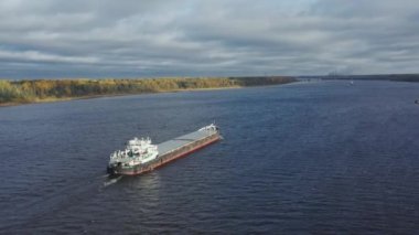 kargo gemisi nehirde seyahat ediyor