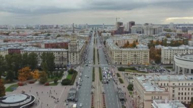 Bulutlu bir günde şehir trafiği