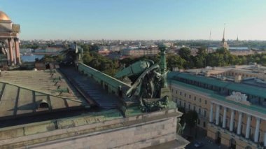 Isaac Katedrali 'nin havadan görünüşü. Çatıdaki melekleri yakından çek.