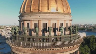 Isaac Katedrali 'ndeki hava manzaralı melekler yakın çekim