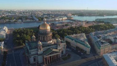 Saint-Petersburg yazı ve Isaac katedralinin panoramik manzarası