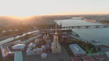 Yaz şafağında Peter ve Paul kalesinin havadan görünüşü.