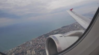 Kalkış sırasında uçağın kanadı. Jetten şehir manzarası