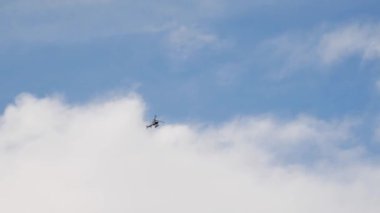 Helikopter alçaktan uçuyor.