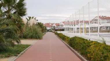 Soçi 'nin tropikal şehrinde boş bir set geçidi.