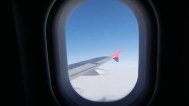 Yolcu koltuğundan, pencereden uçak kanadına bakın.
