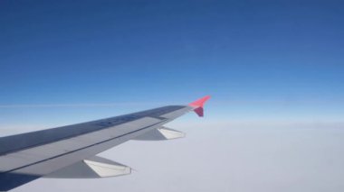 Uçağın penceresinden kanat görünümü