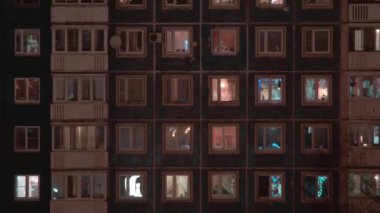 Akşamları bir yerleşim yerindeki bir binanın penceresinin zaman çizelgesi.