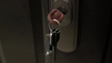 Anahtarlar kapının kilidinde asılı.